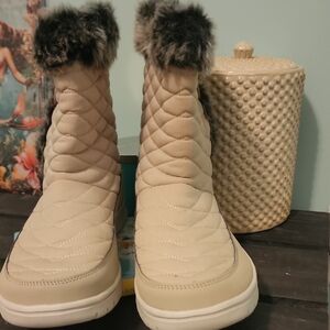 Ryka Cream and Black Winter Boots with Quilted Design NWOT (Z08)